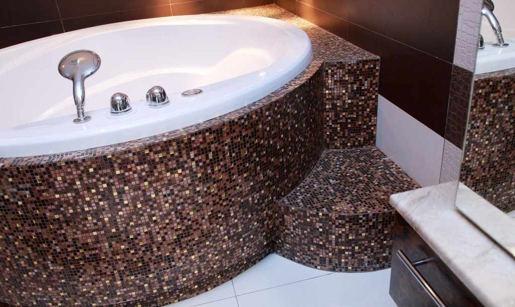 Мозаика на изогнутых поверхностях в ванной