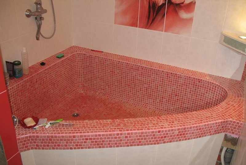 Ванна из розовой мозаики