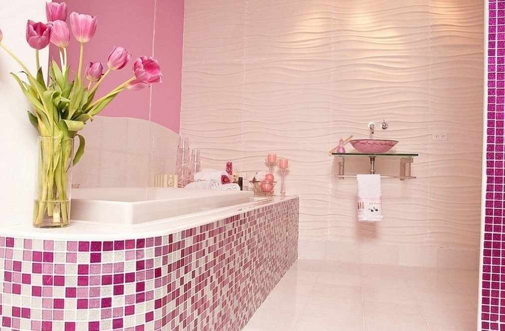 Ванная в розовом цвете с мозаикой