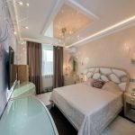 Спальня с современным дизайном натяжного потолка