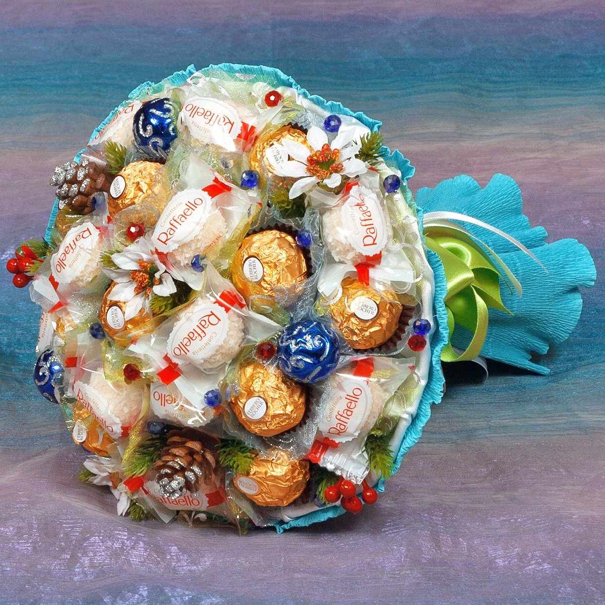 Букет из разнообразных конфет