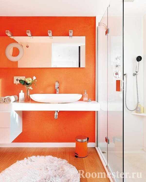 Зеркало в оранжевой ванной