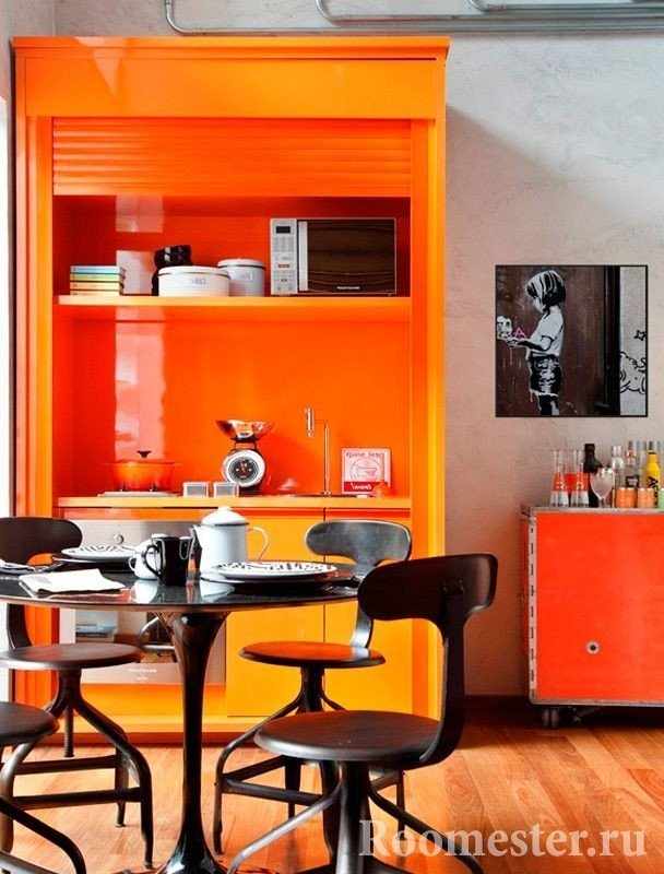 Оранжевый шкаф
