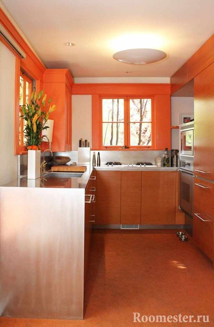 Стены окрашенные оранжевым цветом