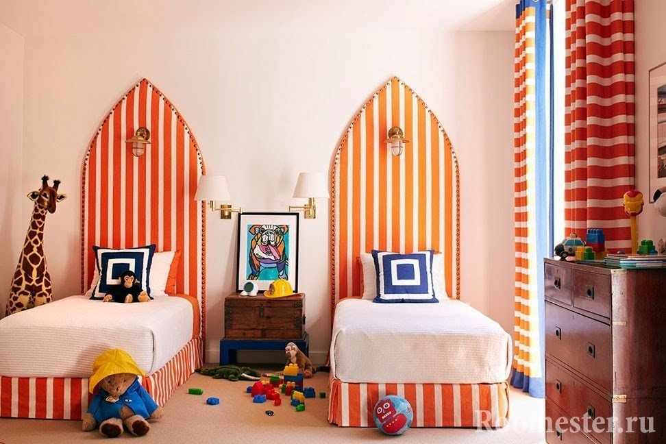 Оранжевые кровати в полоску в детской