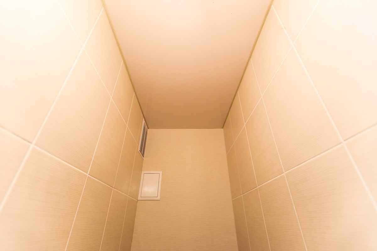 Отделка туалета натяжной потолок своими руками