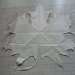 Из бумаги вырезаем кленовый лист