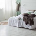 Коричневые подушки на белой постели