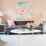 Белый пол и персиковые стены в гостиной