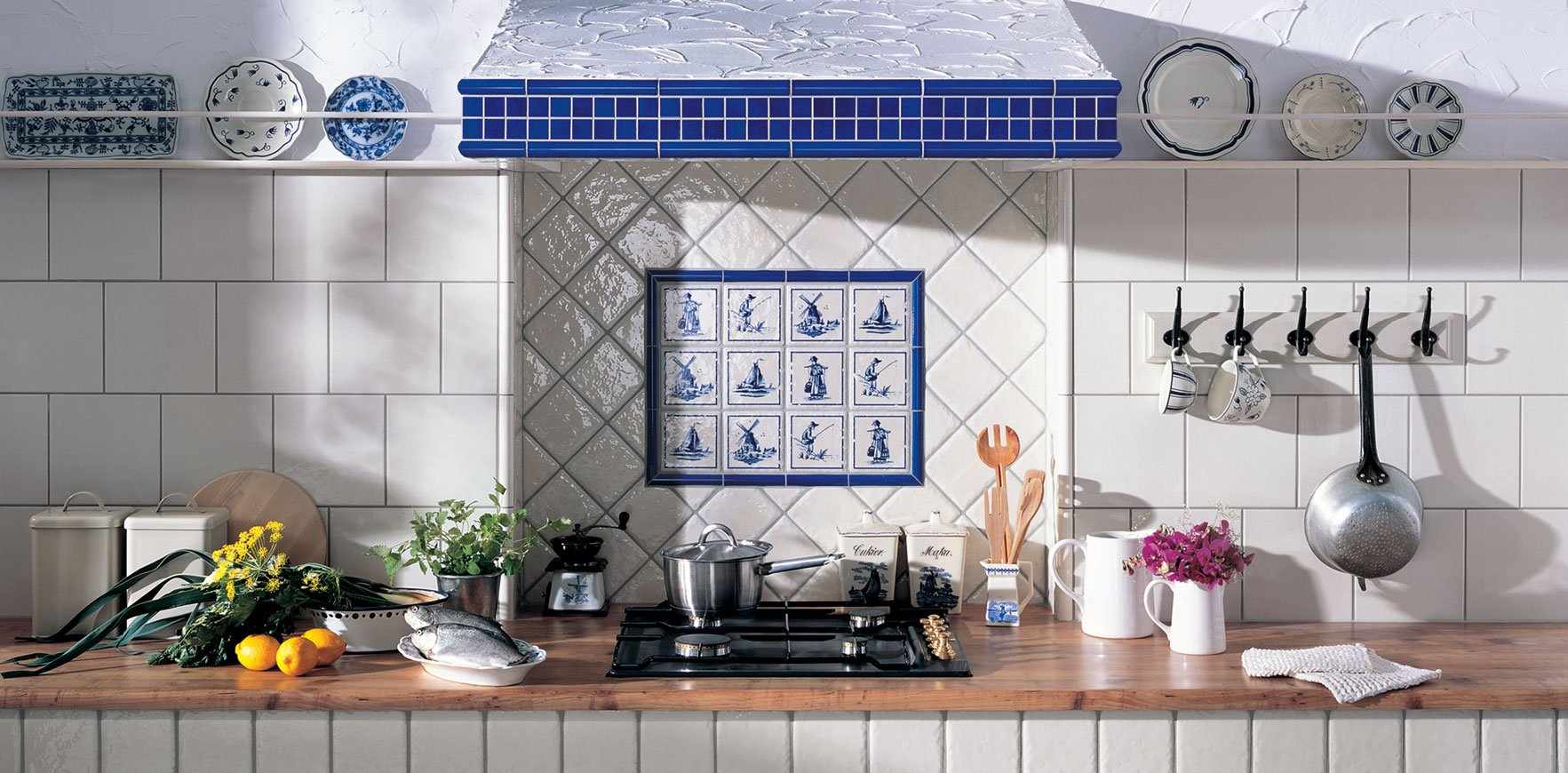 Синие элементы в дизайне кухни
