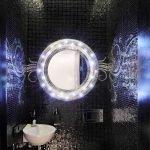 Зеркало с подсветкой в дизайне туалета
