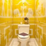 Желтая плитка с белым орнаментом в туалете