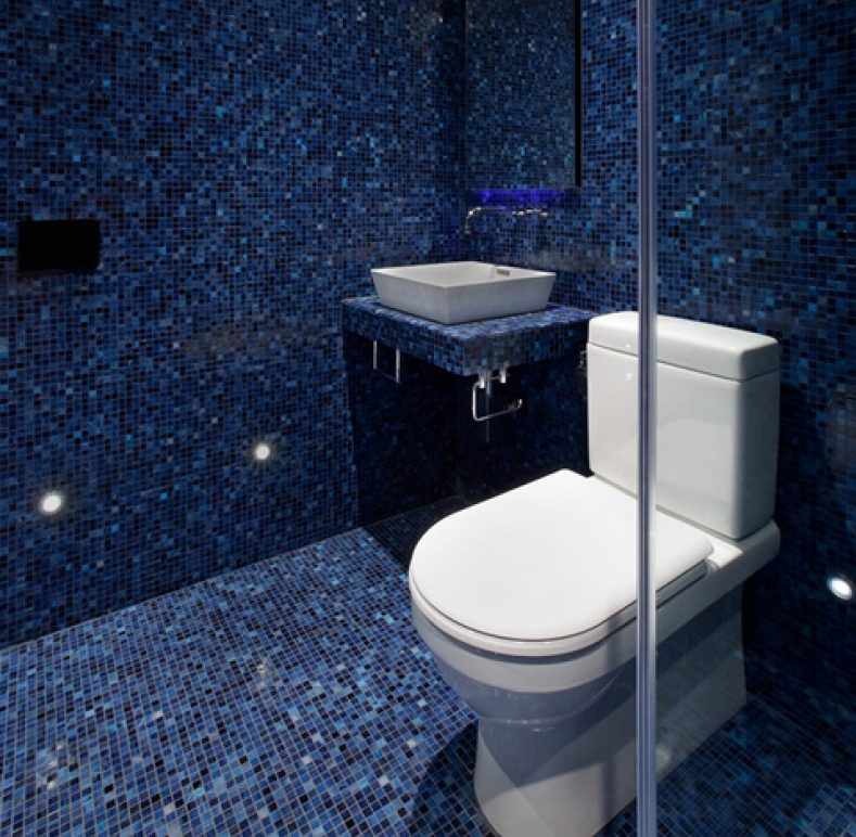 Синяя мозаика в дизайне туалета