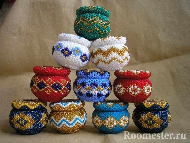 Вазы-шкатулки плетенные из бисера