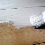Нанесение белой краски на деревянную поверхность