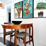 Деревянные стулья и стол на кухне