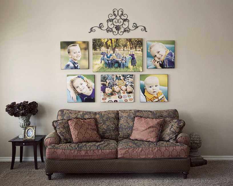 Семейные фото на стене в интерьере