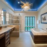 Синий подвесной потолок в ванную