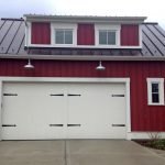 Красный гараж с белыми воротами