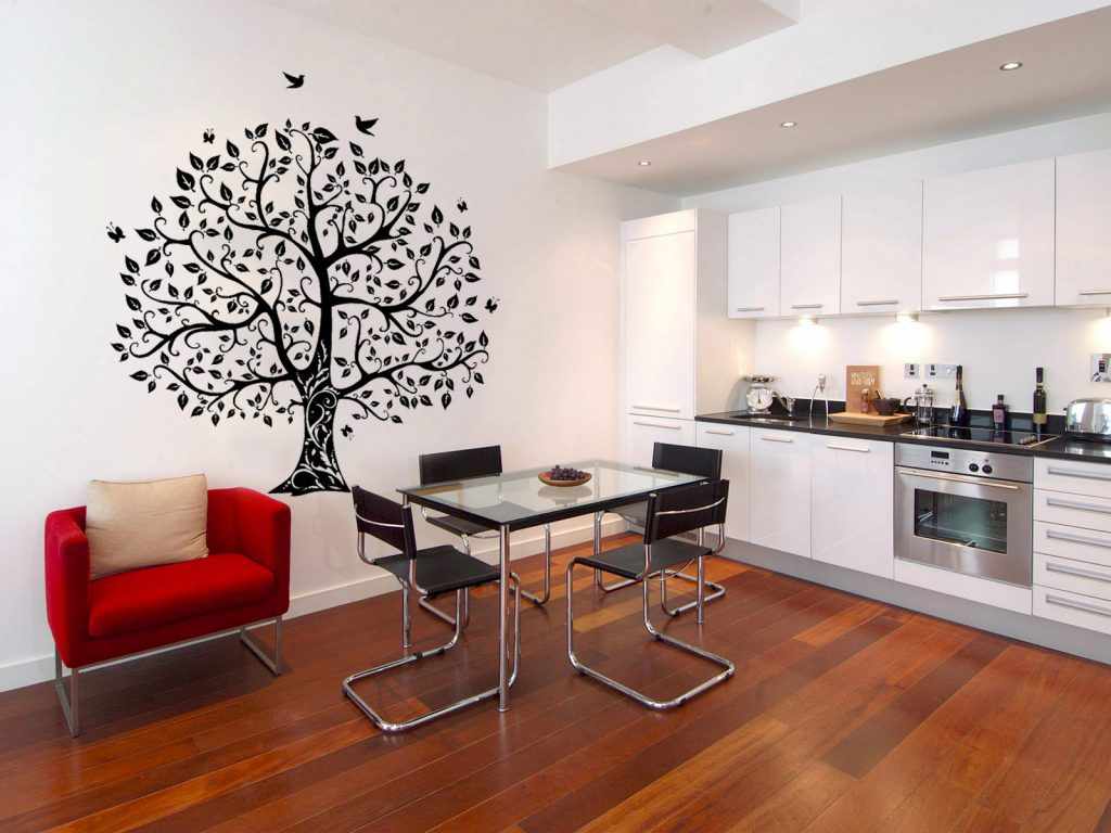 Дерево с птичками на стене кухни-столовой