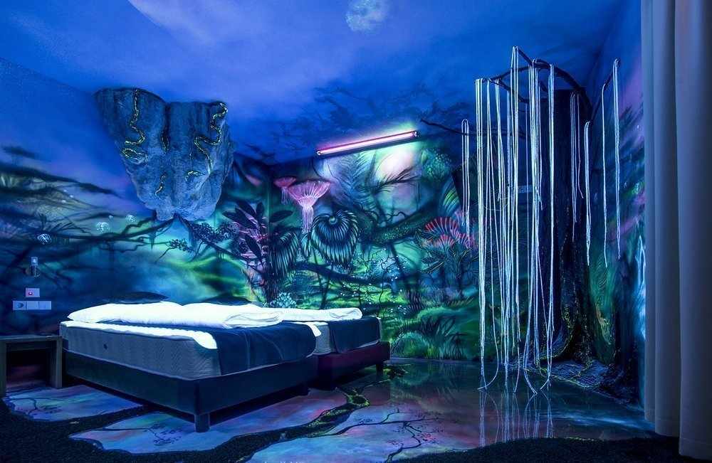 Роспись флуоресцентными красками стен в интерьере