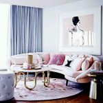 Розовый диван в голубой комнате