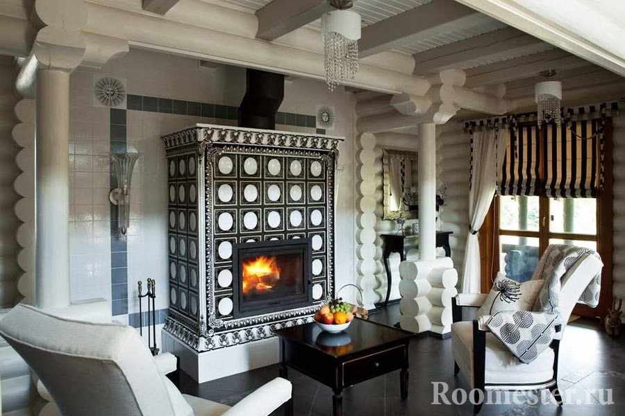 Современная гостиная в русском стиле с камином