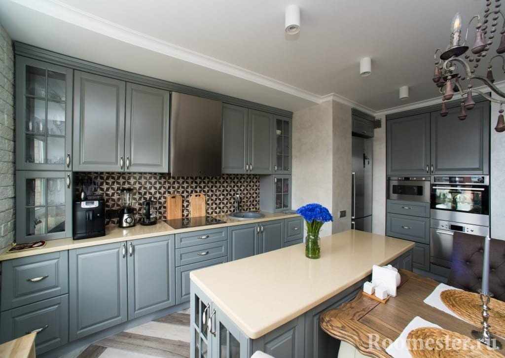 Мебель с серым фасадом на кухне