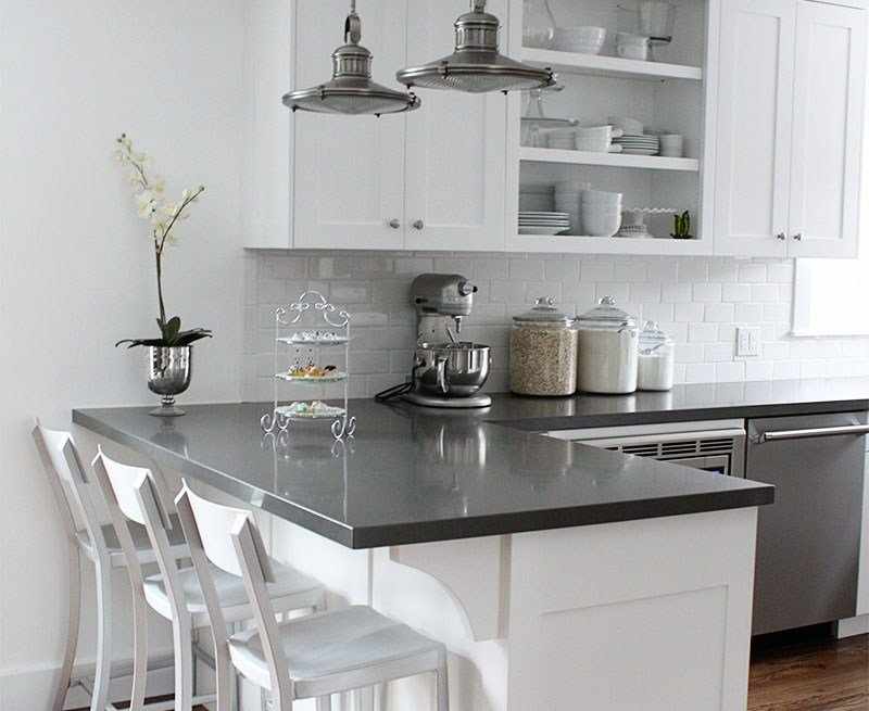 Белая мебель в интерьере кухни