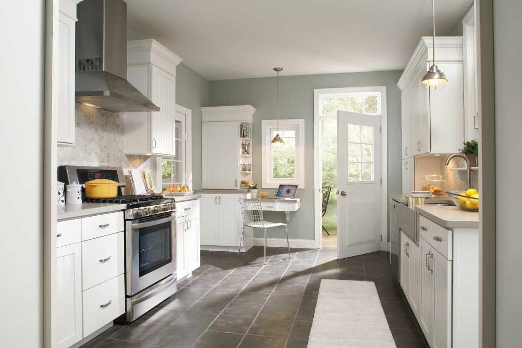 Белая мебель и серые стены в интерьере кухни