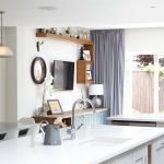 Светло-серые шторы в кухне