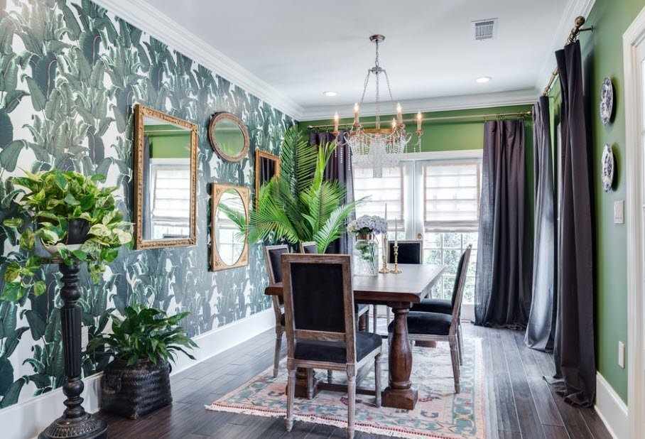 Зеленые стены и серые шторы в декоре комнаты