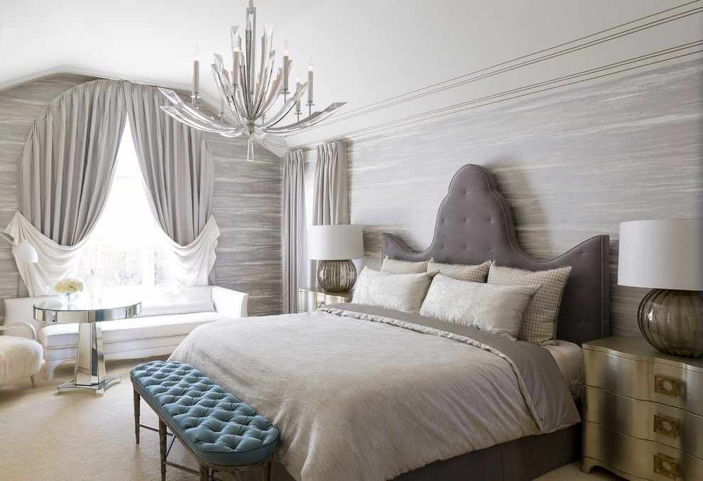 Роскошный декор спальни серым текстилем