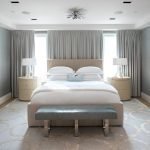 Современная спальня с однотонными серыми шторами