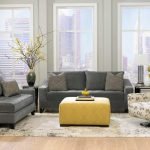 Сочетание желтого столика и серой мебели