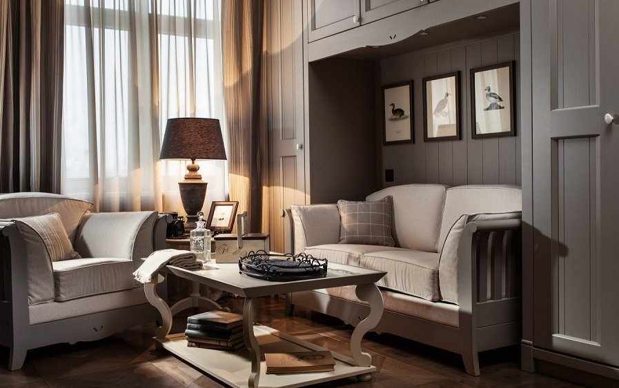 Серый диван в гостиной в стиле кантри