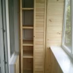Деревянный шкаф с полками для хранения