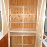 Шкаф с деревянными полками