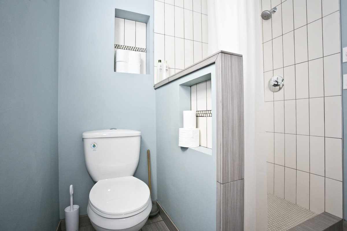 Туалетная комната в голубом цвете