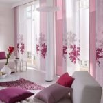 Розовые шторы в зале