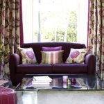 Фиолетовый диван с яркими подушками