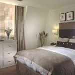 Белая спальня коричневый текстиль