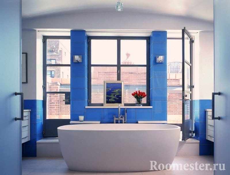 Использование синего цвета в отделке ванны