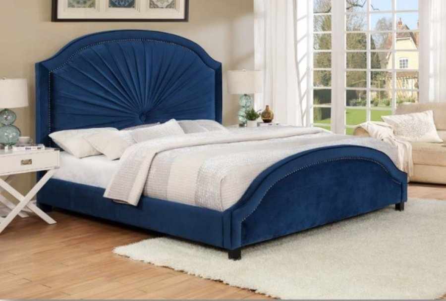 Синяя бархатная кровать