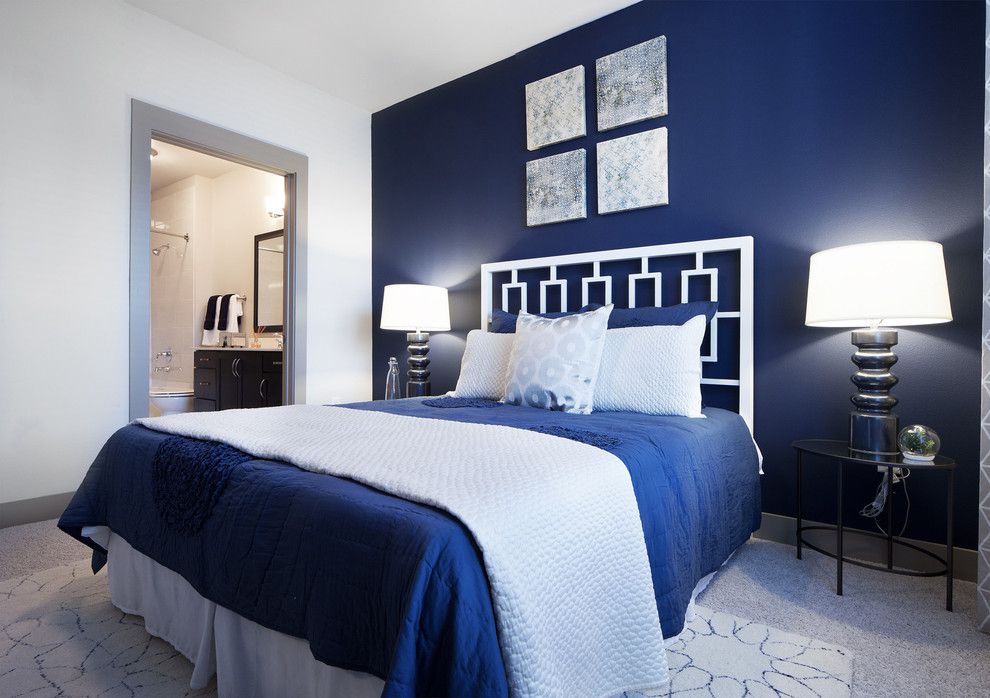 Синий орнамент на кровати