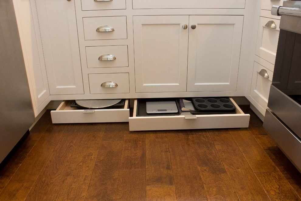 Кухонный гарнитур с ящиками в цоколе