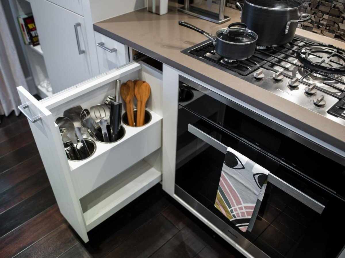 Кухонная мебель со встроенными местами хранения