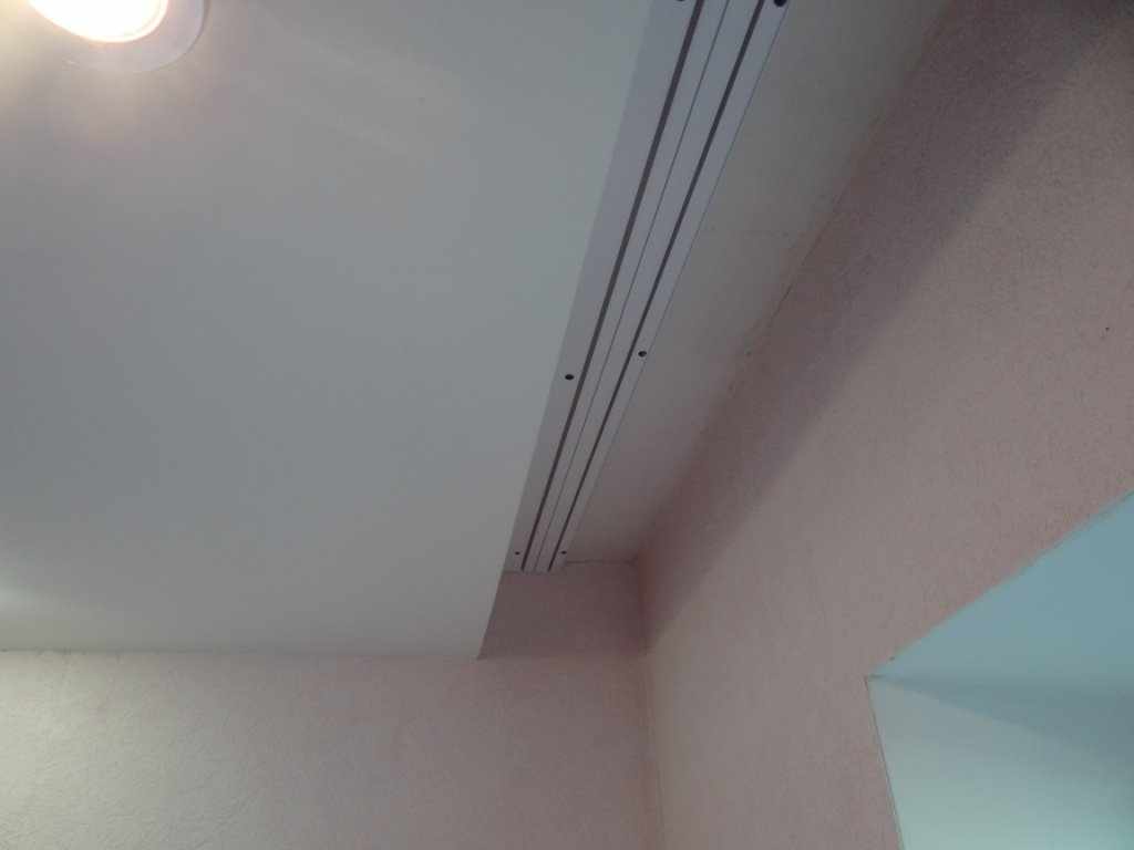Скрытый карниз на натяжном потолке