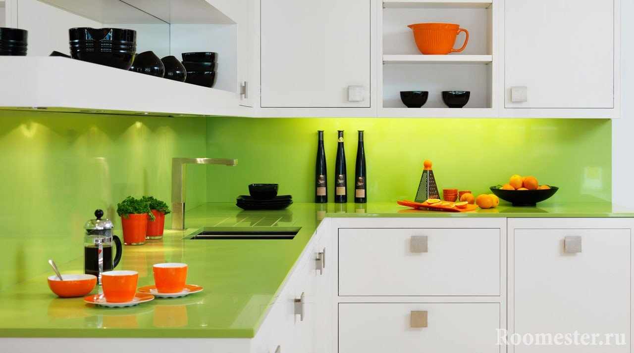 Зеленый фартук и столешница в белой кухне
