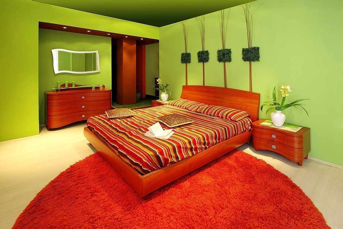 Красно-зеленый интерьер спальни